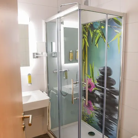 Nuernberger Hof 3*